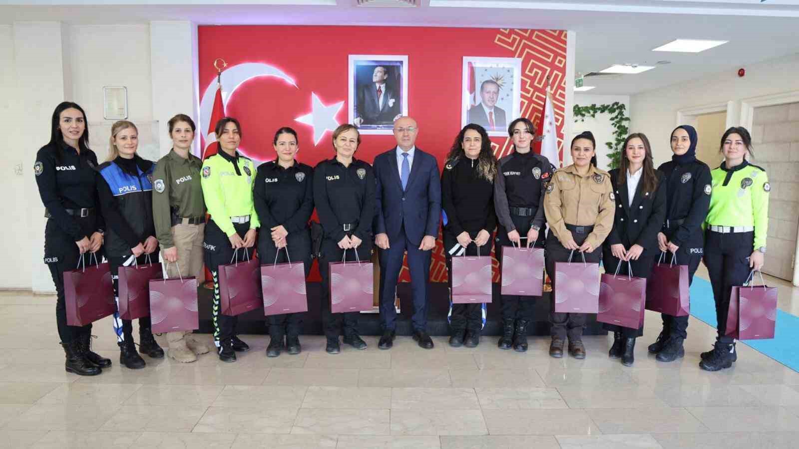 Mardin Emniyet M&uuml;d&uuml;r&uuml;, kadın polisleri 8 Mart D&uuml;nya Kadınlar G&uuml;n&uuml;&rsquo;nde makamında ağırladı
