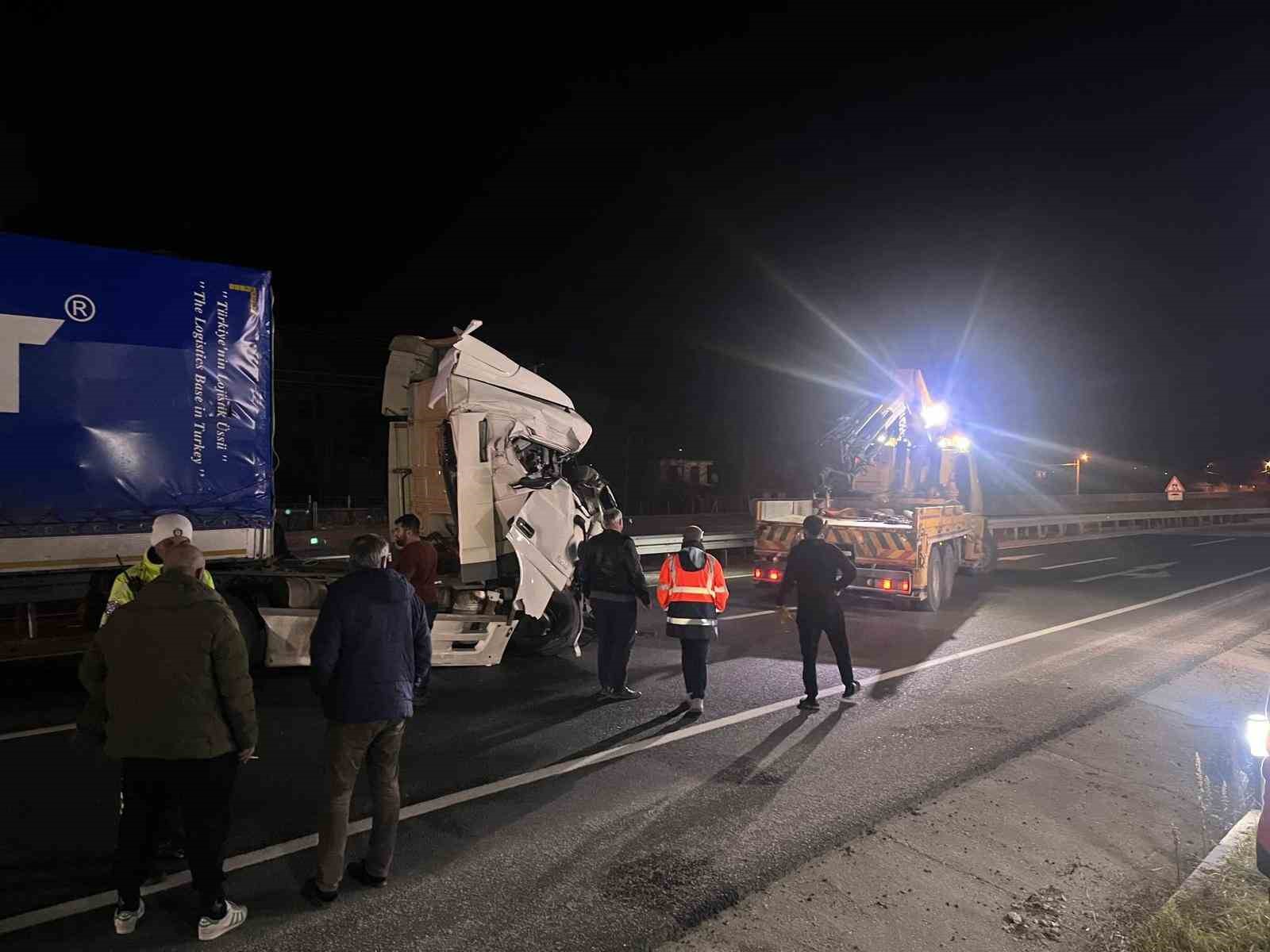 D100&rsquo;de iki tır &ccedil;arpıştı: 1 yaralı
