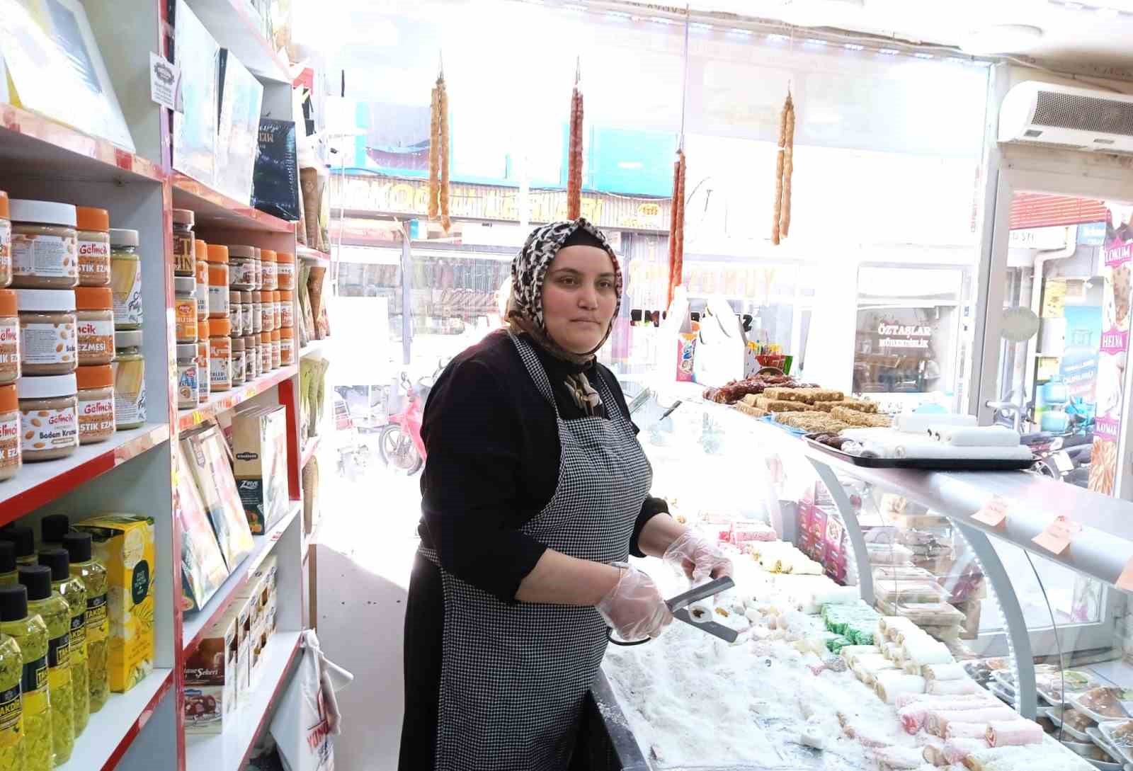 Kocasına yardım etmek için geldiği dükkanda lokum ustası oldu
