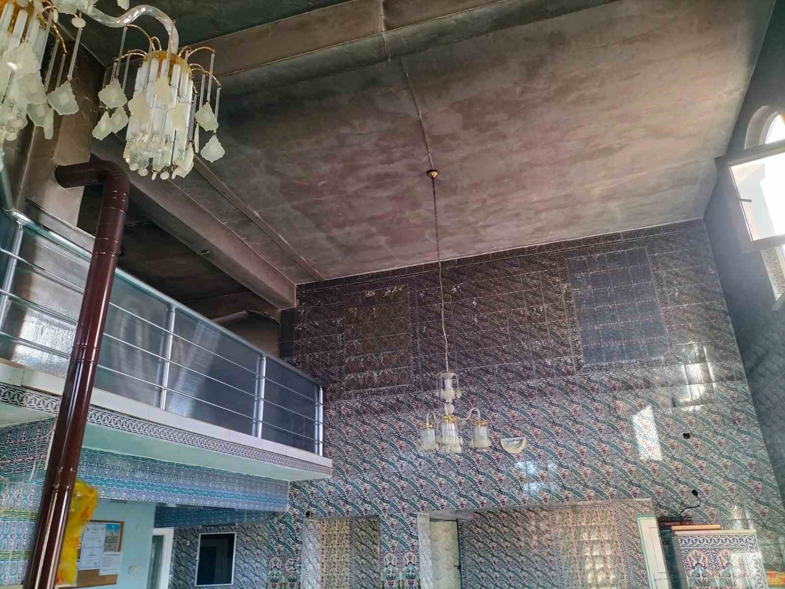 Cami de çıkan yangın korkuttu