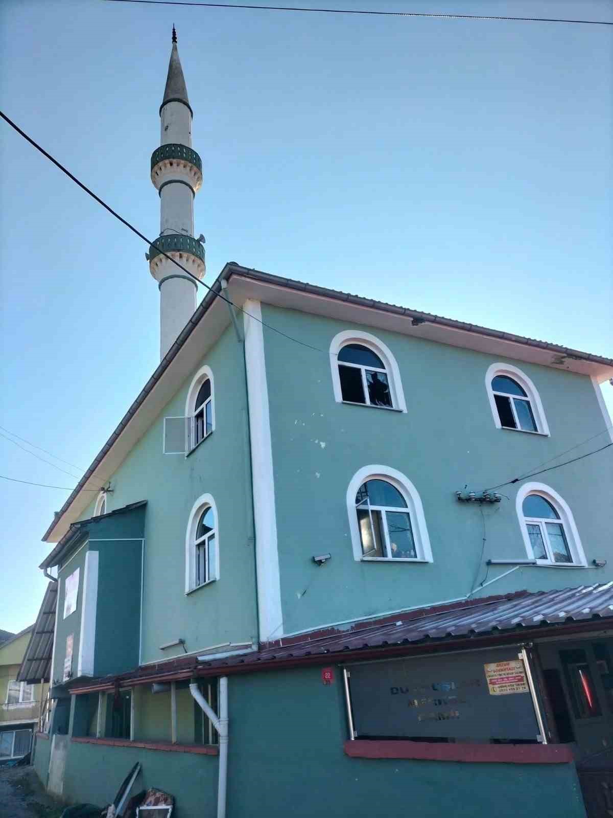 Cami de &ccedil;ıkan yangın korkuttu
