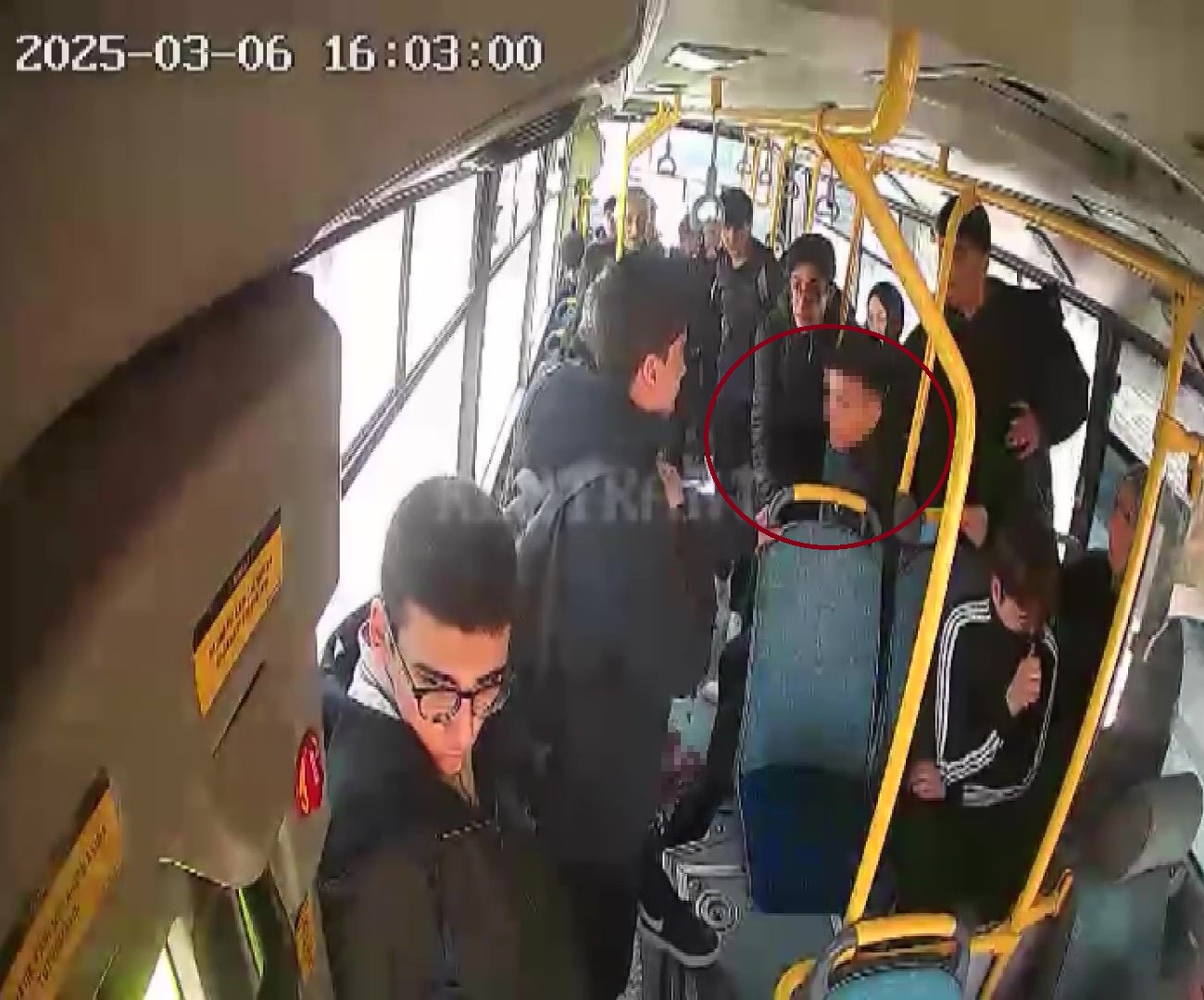 Okul çıkışı çıkan kavgada 2 lise öğrencisi birbirini bıçakladı