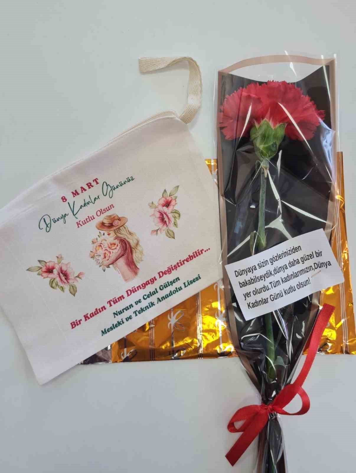 Emekli &ouml;ğretmen ve hayırsevere kadınlar g&uuml;n&uuml;nde anlamlı ziyaret
