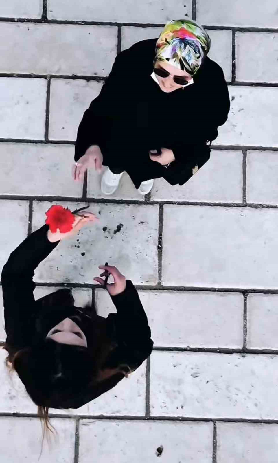 Tokat’ta dron ile kadınlara çiçek dağıttı