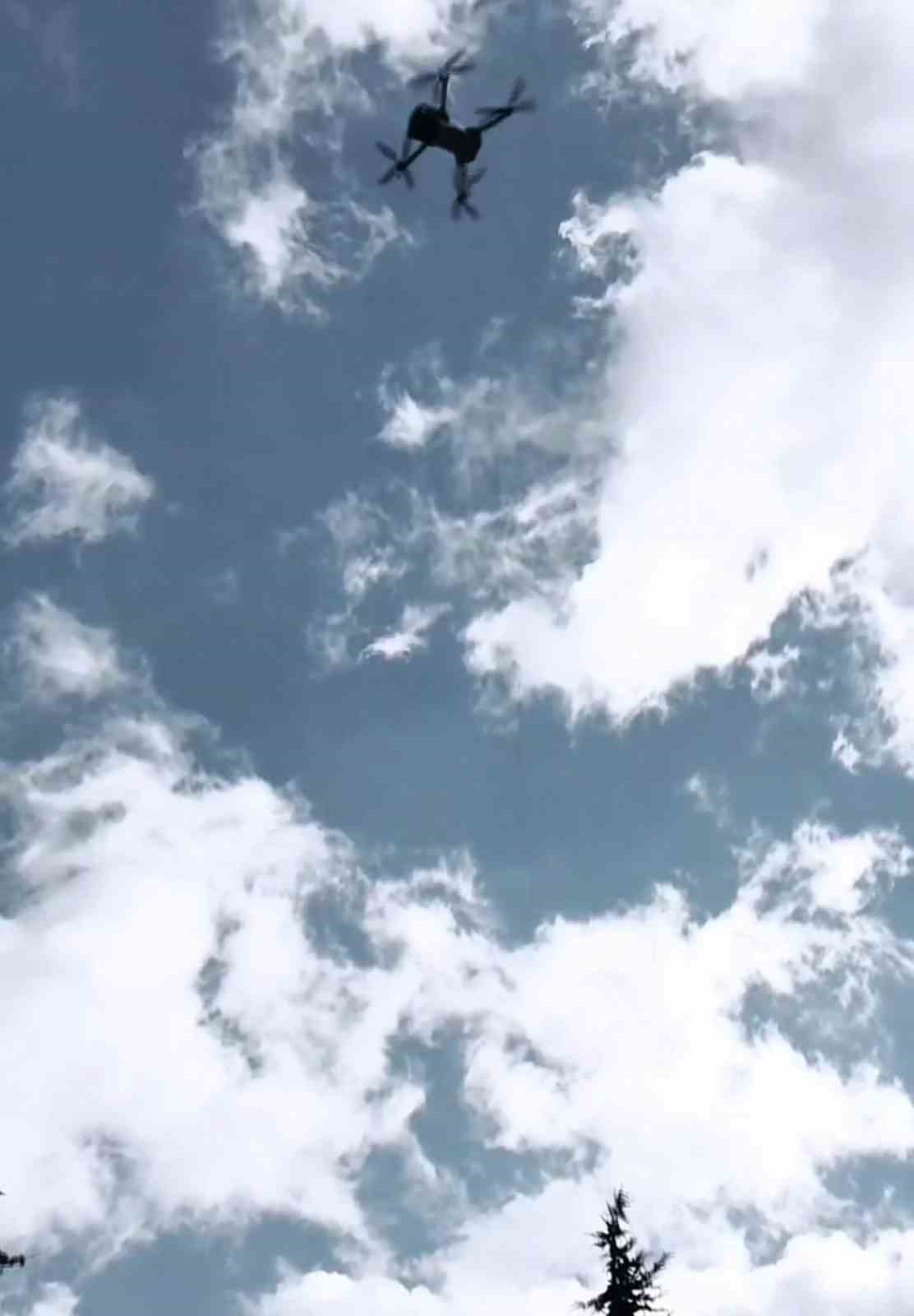 Tokat&rsquo;ta dron ile kadınlara &ccedil;i&ccedil;ek dağıttı
