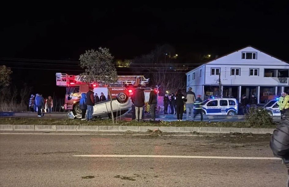 Kediye çarpmamak için manevra yapınca taklalar attı; 2 yaralı