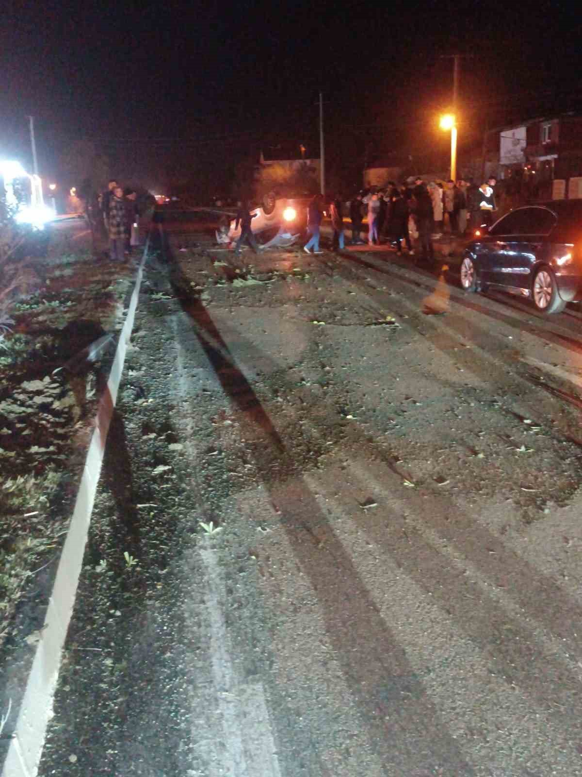 Kediye &ccedil;arpmamak i&ccedil;in manevra yapınca taklalar attı; 2 yaralı
