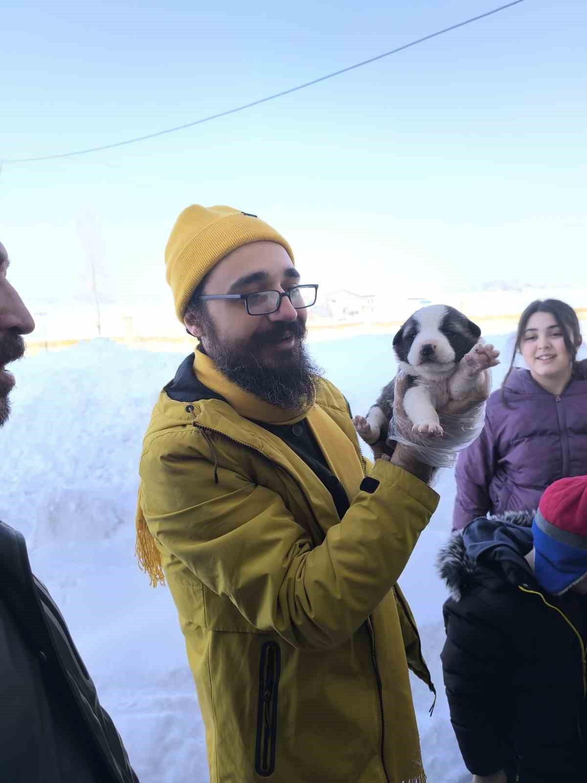 Tiyatro oyununun geliri &ccedil;ocuklar ve sokak hayvanlarına bağışlandı
