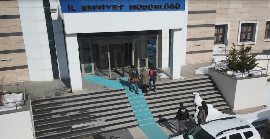 Yabancı uyruklu şahısların üzerinden 2 kilo uyuşturucu çıktı