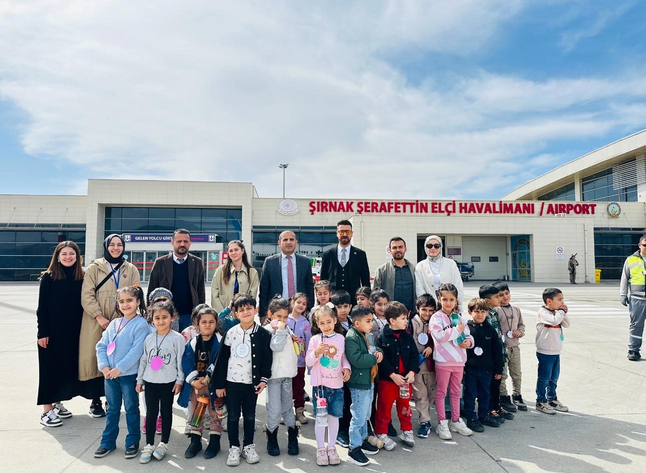 Şırnak’ta anaokulu öğrencileri yolcu uçaklarını yakından gördü