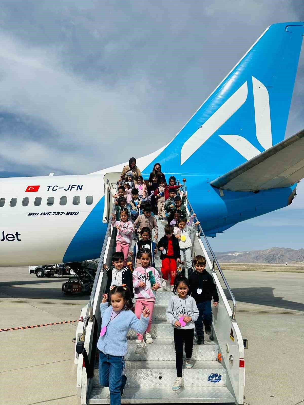 Şırnak’ta anaokulu öğrencileri yolcu uçaklarını yakından gördü