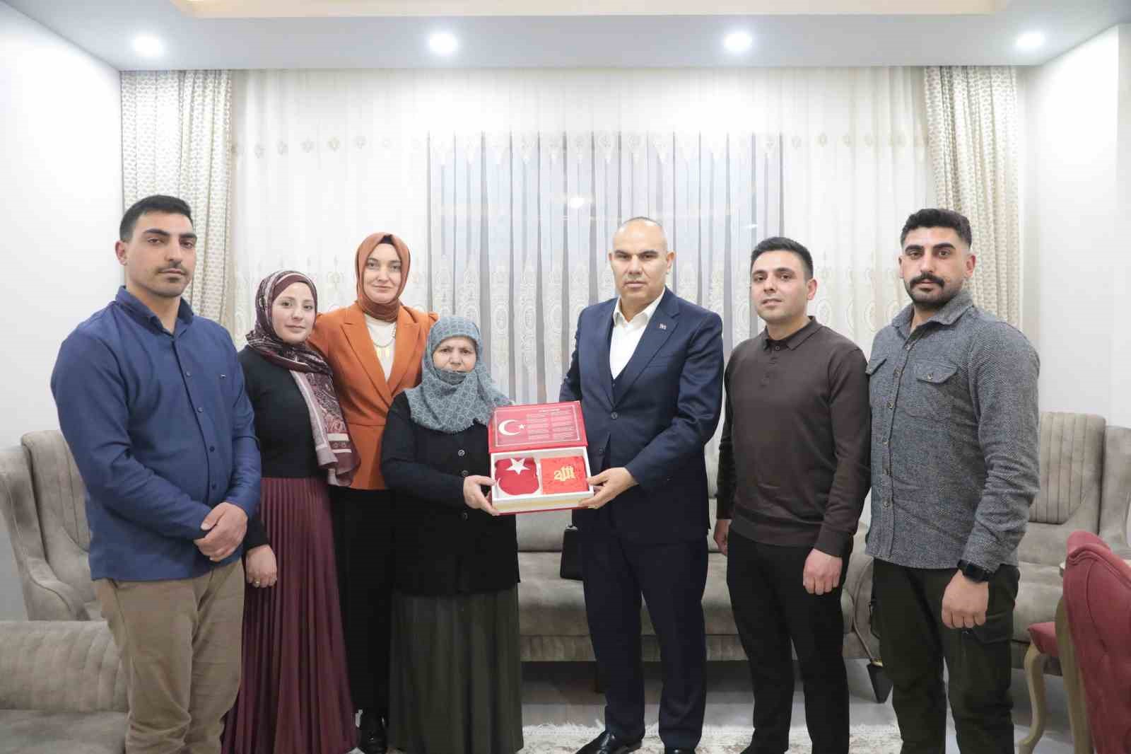 Ağrı Valisi Mustafa Ko&ccedil;, şehit annesi Makbule Doğan&rsquo;ın iftar sofrasına konuk oldu
