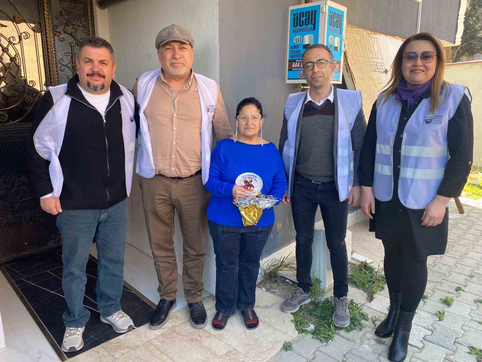 Çiçek vermek yerine gıda kolisiyle destek oldular