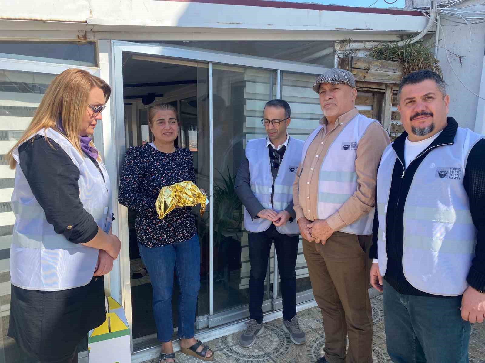 &Ccedil;i&ccedil;ek vermek yerine gıda kolisiyle destek oldular
