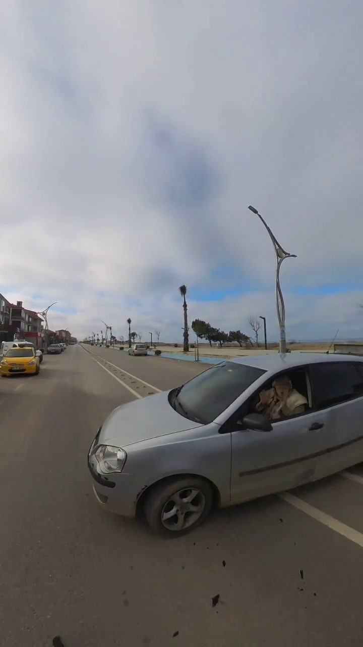 Sinyal vermeden yola &ccedil;ıktı: Otomobiline &ccedil;arpan motosikletliyi su&ccedil;ladı
