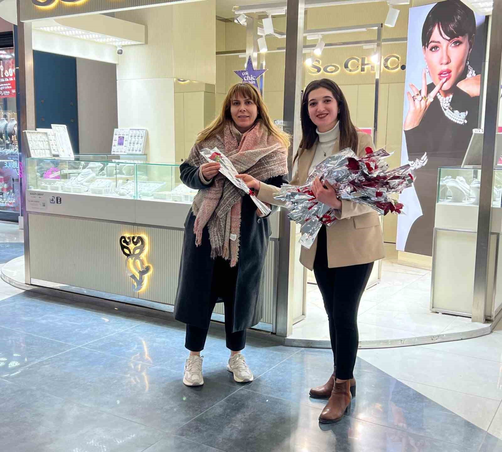Vanmall&rsquo;dan kadınlara karanfil
