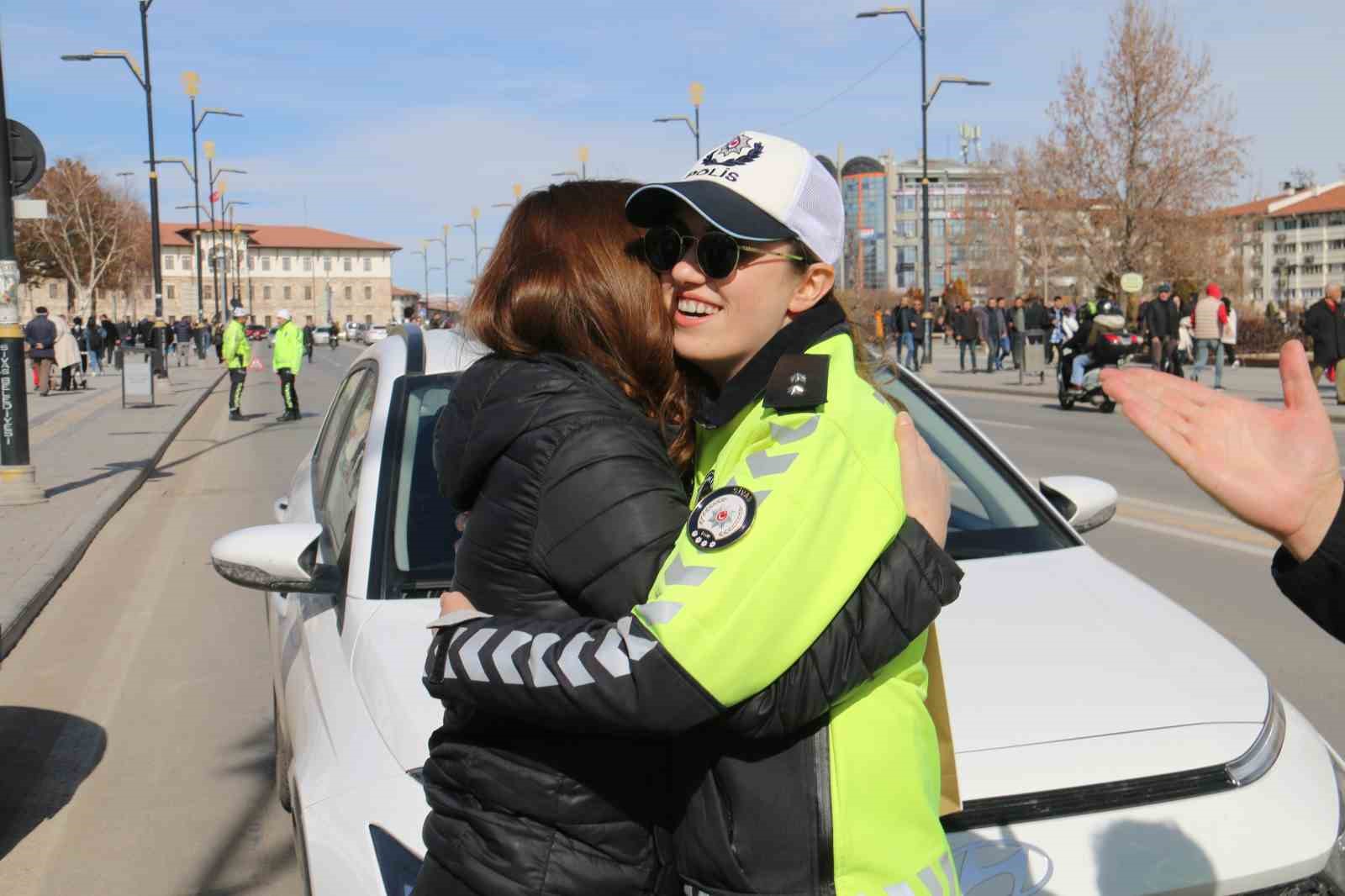 Polis tarafından durdurulunca ceza yediklerini sandılar, durum &ccedil;ok farlı &ccedil;ıktı
