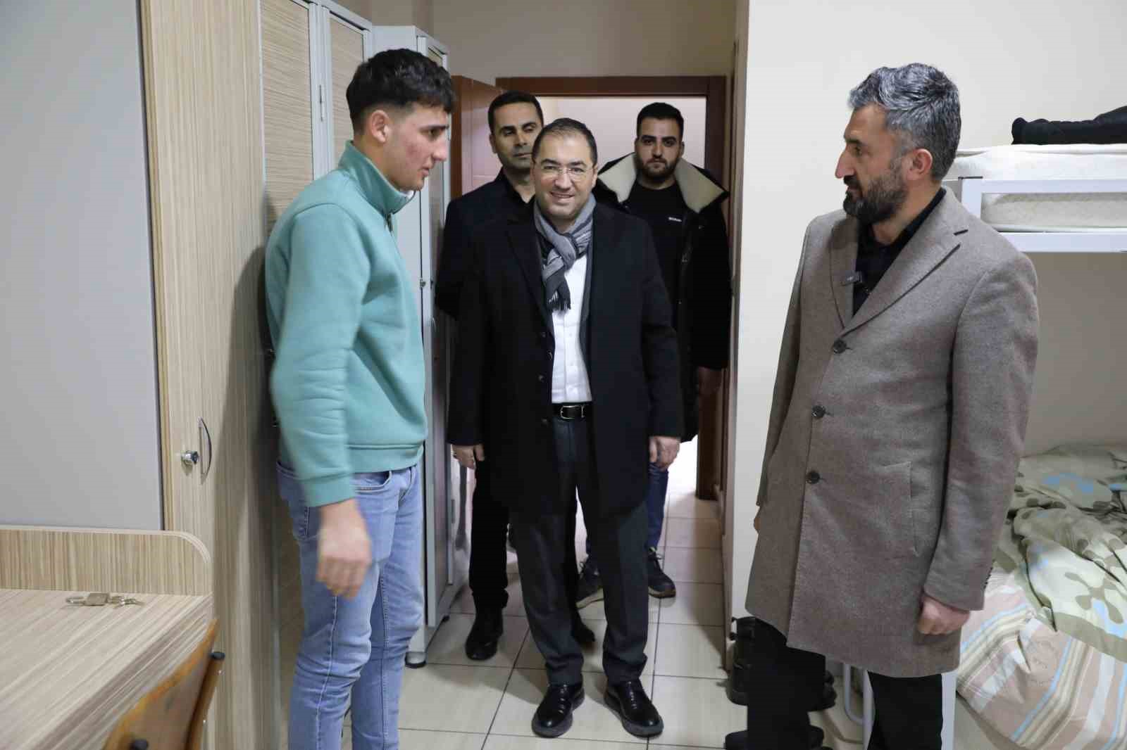 AK Parti Ağrı İl Başkanı İlhami Yıldız, &ouml;ğrencilerle iftar sofrasında buluştu
