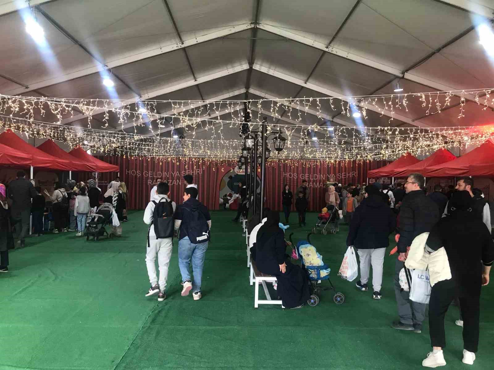 Deprem b&ouml;lgesinde Ramazan panayırına yoğun ilgili
