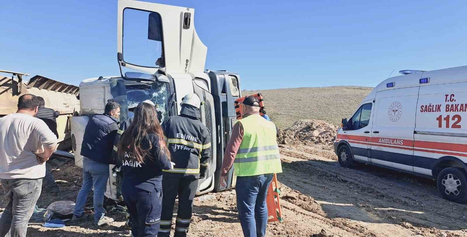 Devrilen kamyonun s&uuml;r&uuml;c&uuml;s&uuml; yaralandı
