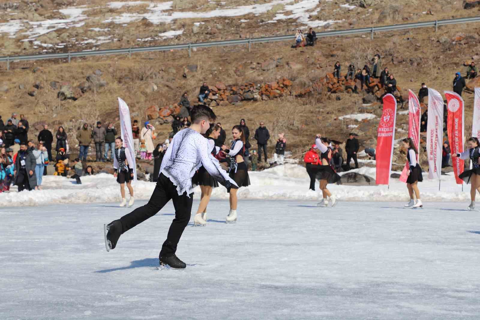 &Ccedil;ıldır G&ouml;l&uuml;&rsquo;nde nefes kesen senkronize buz pateni g&ouml;sterisi
