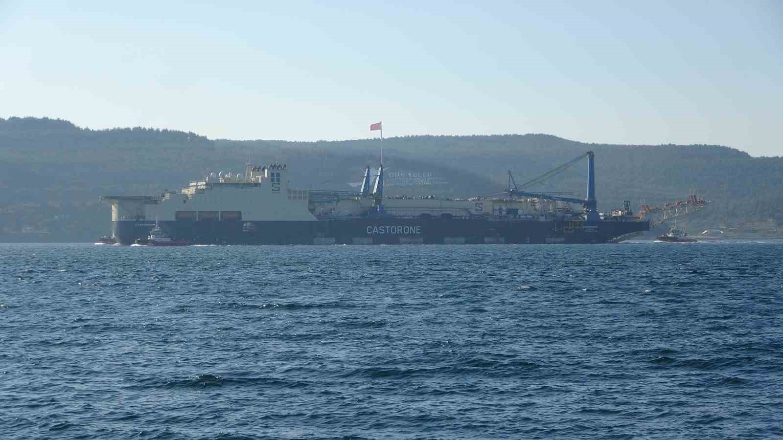 Derin denizde boru döşeme gemisi ’Castorone’ Çanakkale Boğazı’ndan geçti