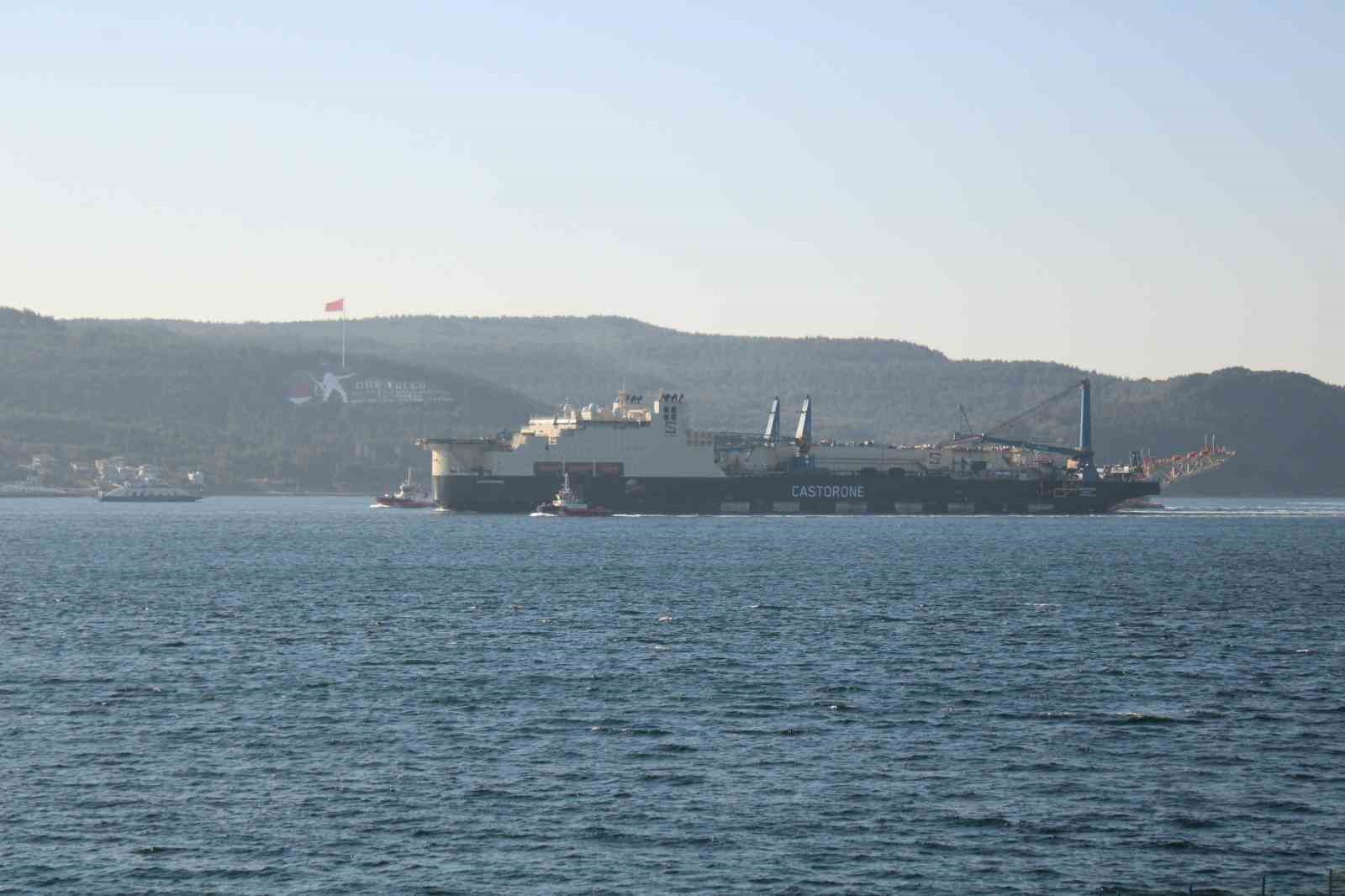 Derin denizde boru d&ouml;şeme gemisi &rsquo;Castorone&rsquo; &Ccedil;anakkale Boğazı&rsquo;ndan ge&ccedil;ti
