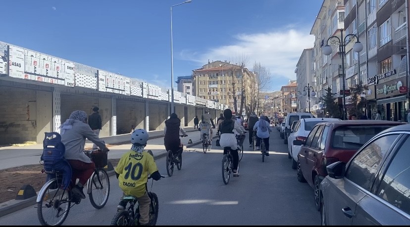 8 Mart D&uuml;nya Kadınlar G&uuml;n&uuml;&rsquo;nde farkındalık i&ccedil;in pedal &ccedil;evirdiler

