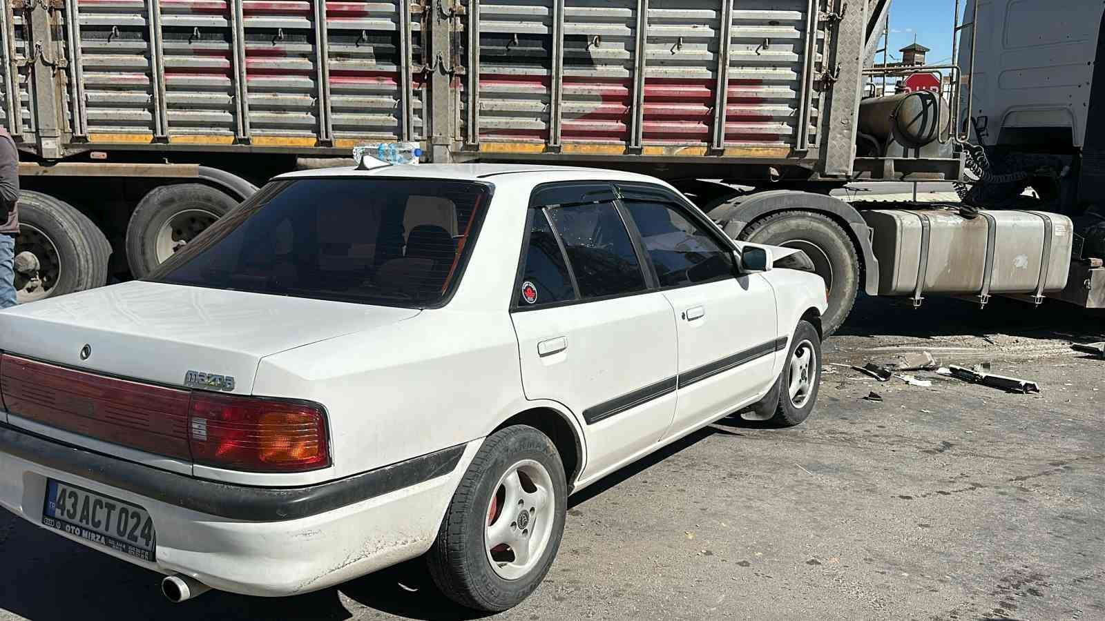 Uşak’ta 2 aracın çarpıştığı kazada 1 sürücü yaralandı