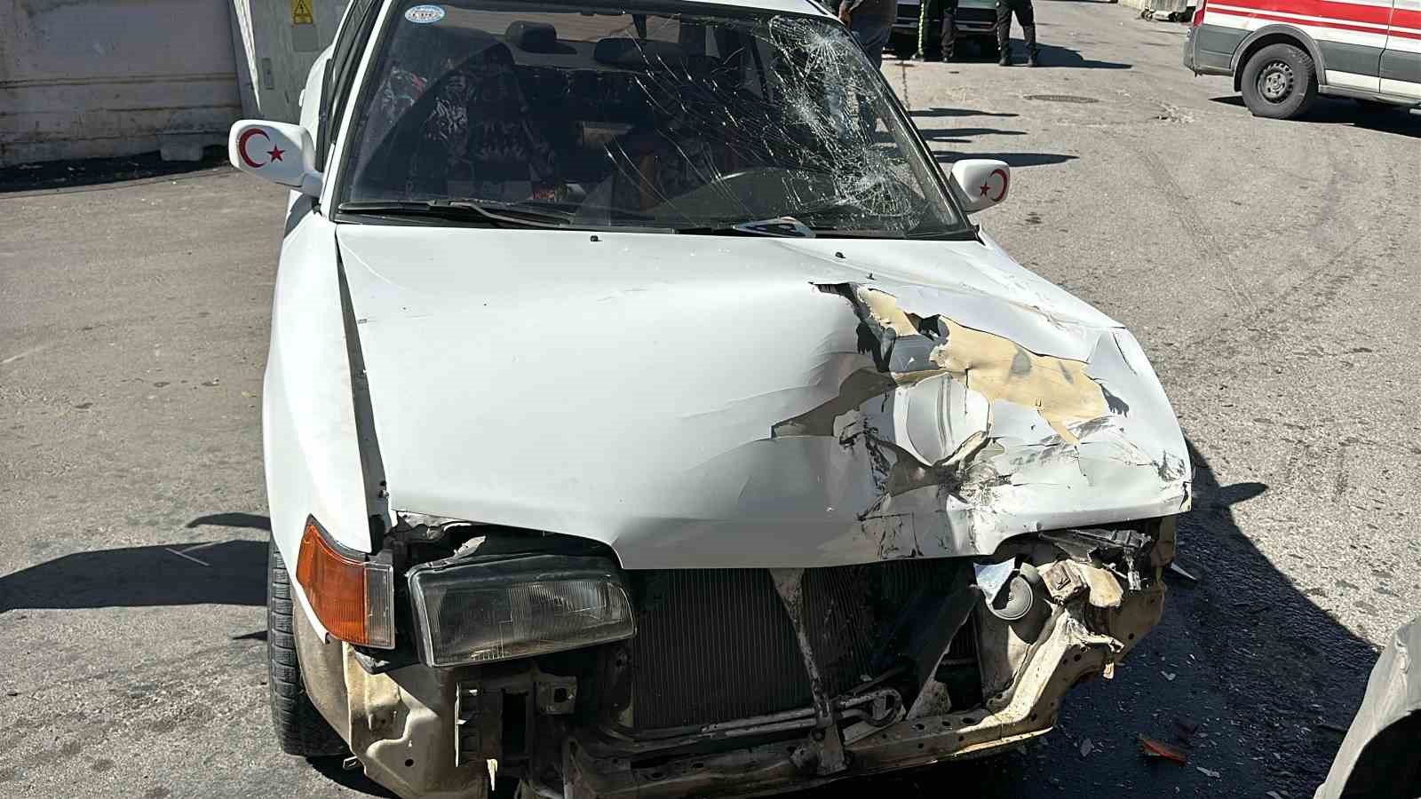 Uşak&rsquo;ta 2 aracın &ccedil;arpıştığı kazada 1 s&uuml;r&uuml;c&uuml; yaralandı
