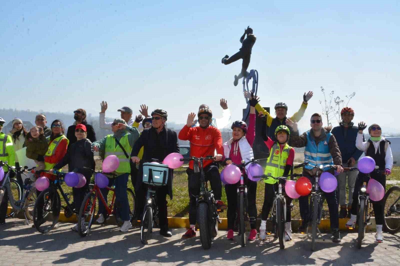 D&uuml;nya Kadınlar G&uuml;n&uuml;&rsquo;ne &ouml;zel &Ccedil;aycuma&rsquo;da bisiklet turu d&uuml;zenlendi
