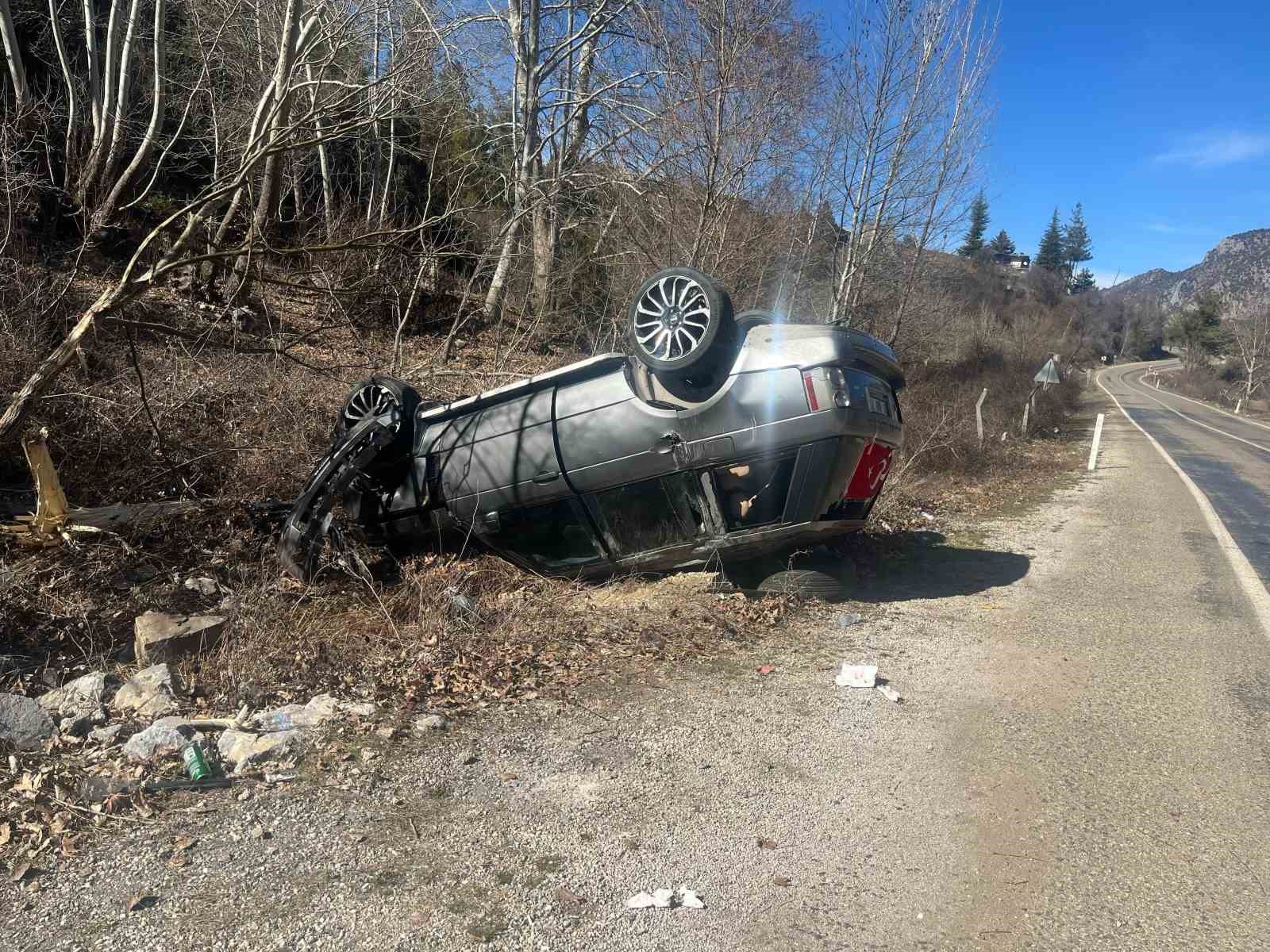 Yoldan &ccedil;ıkan cip ters d&ouml;nd&uuml;: 5 yaralı

