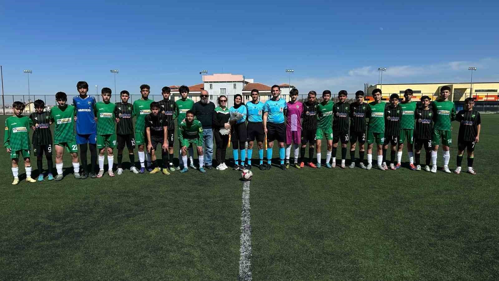 Konya’da U15 Ligi maçında Dünya Kadınlar Günü kutlaması