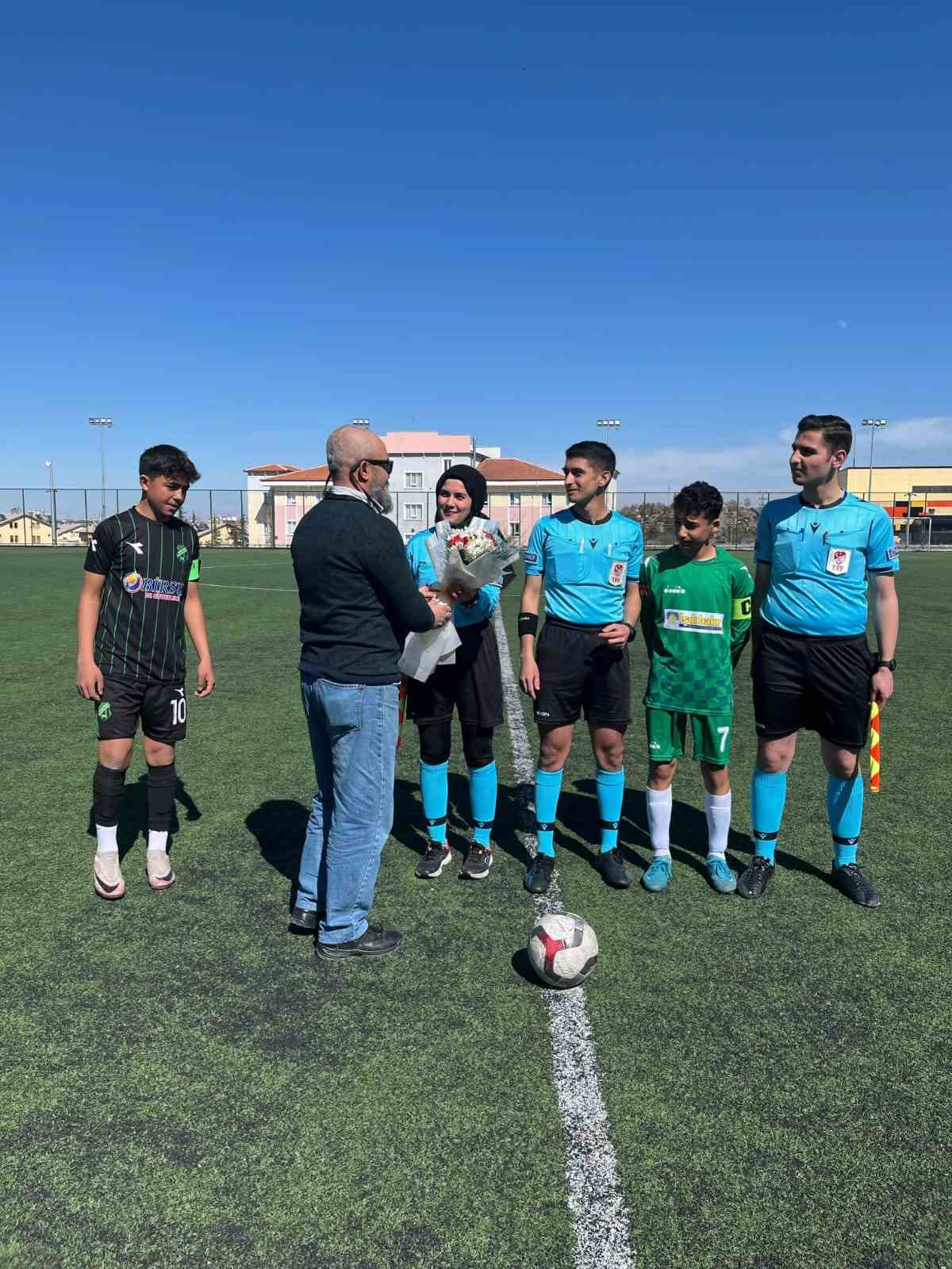 Konya’da U15 Ligi maçında Dünya Kadınlar Günü kutlaması