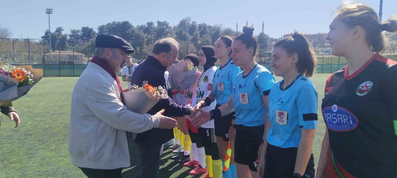 8 Mart&rsquo;ta kadın hakem ve futbolculara &ccedil;i&ccedil;ek verildi
