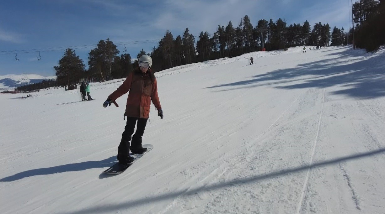 Sarıkamış&rsquo;ta baharda kayak keyfi s&uuml;r&uuml;yor
