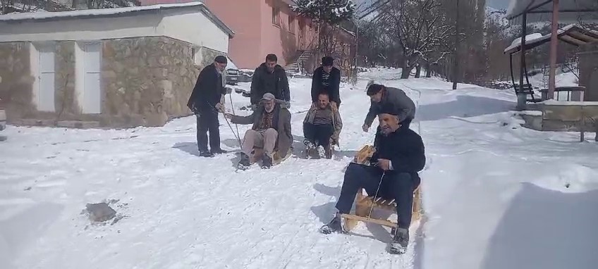 Erzurum&rsquo;da yaşlıların kızak keyfi

