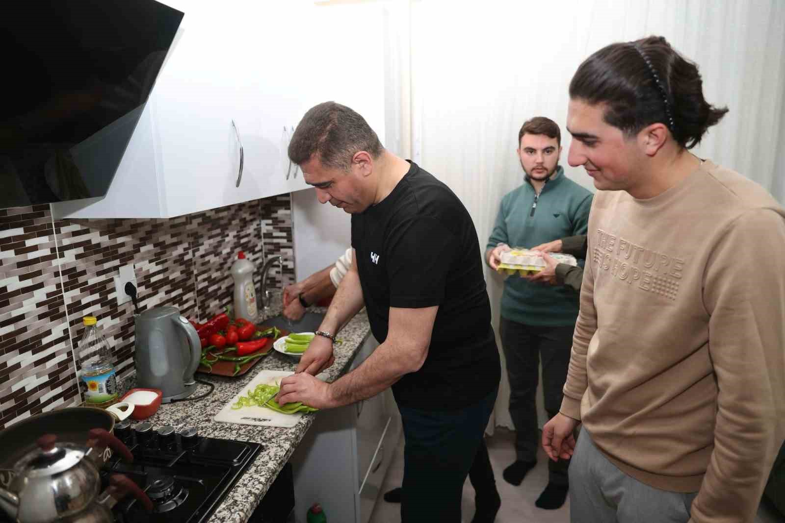 Vali Aslan öğrenci evinde sahur yaptı