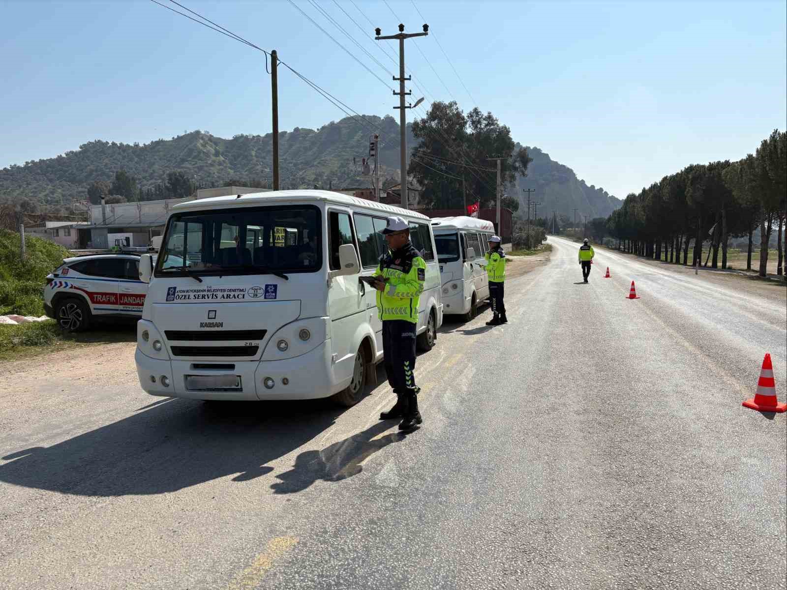 K&ouml;şk&rsquo;te jandarma ekiplerinden trafik denetimi

