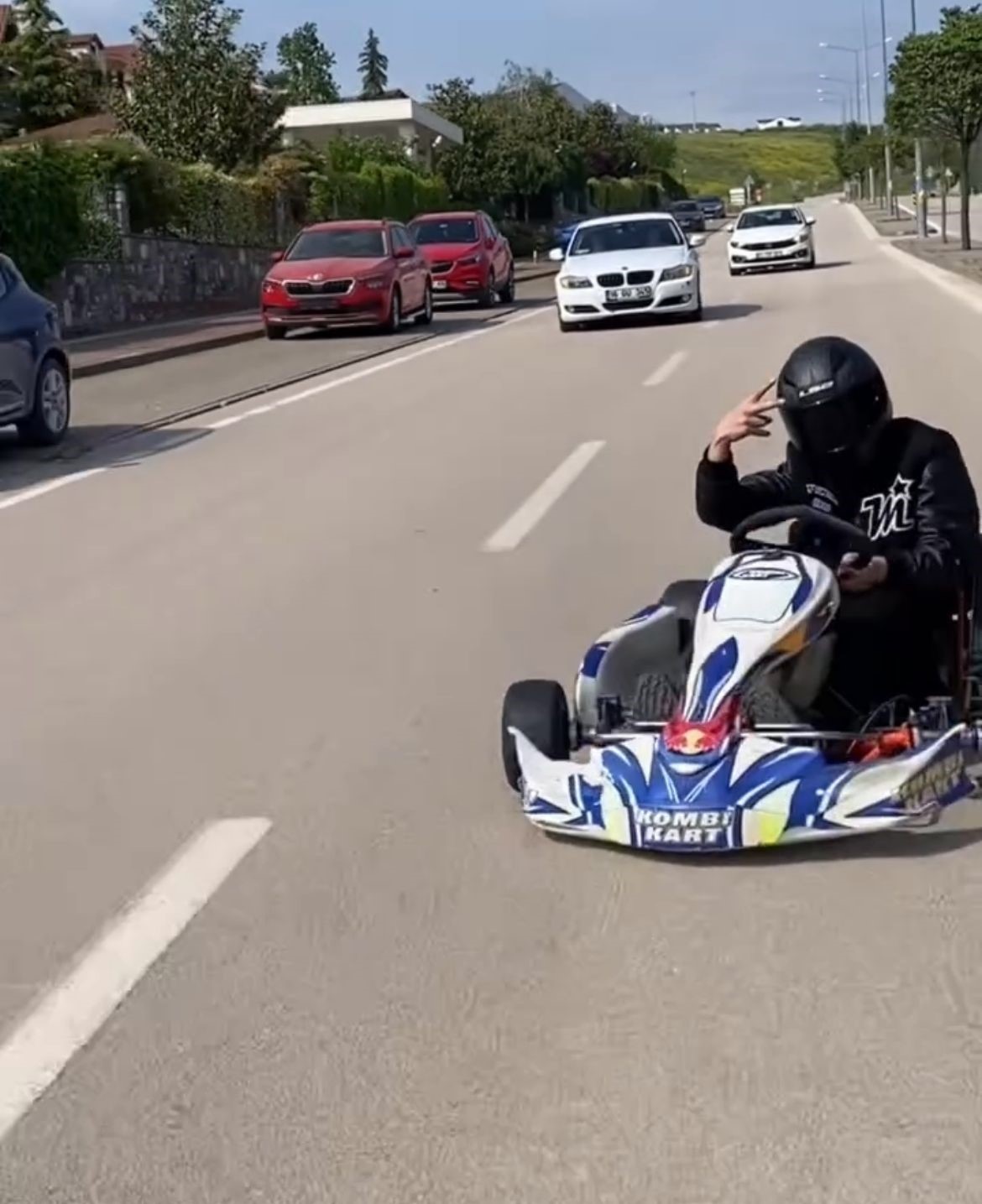 Go kart sürücüsü pisti şaşırdı, trafiğe çıkıp drift attı
