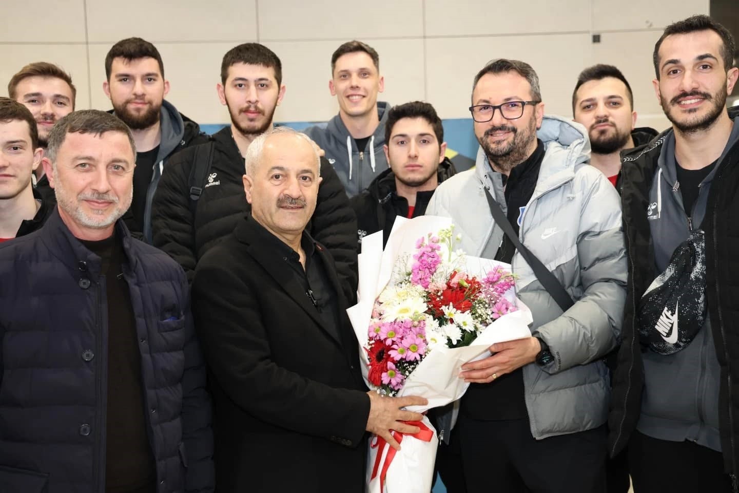 Gebze’nin voleybol takımı çiçeklerle karşılandı

