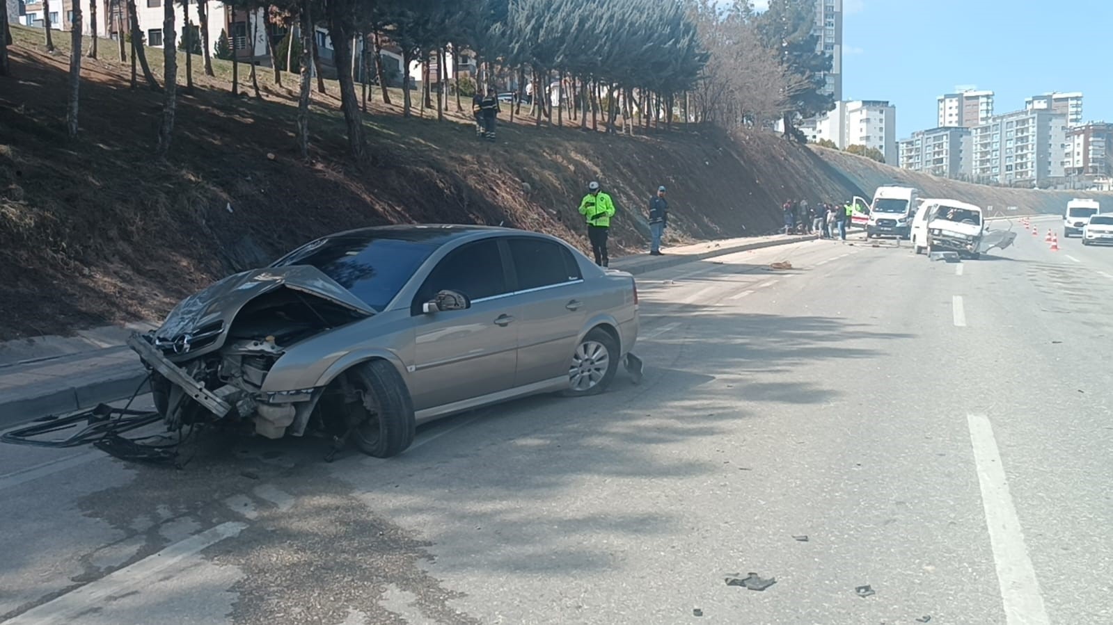 Gaziantep’te hafif ticari araç ile otomobil çarpıştı: 1 ölü, 3 yaralı
