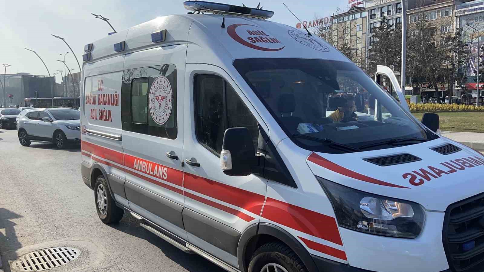 Gebze’de motosiklet otomobille çarpıştı: 1 yaralı
