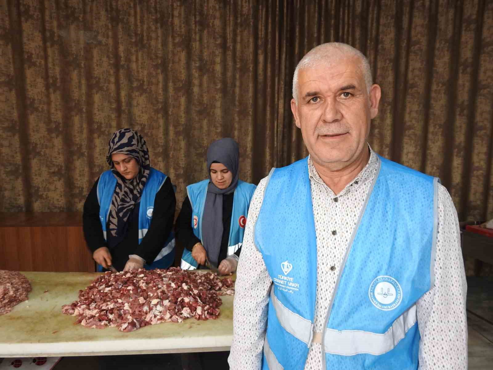 Aşevinde g&ouml;n&uuml;ll&uuml; &ccedil;alışan kadınlar g&uuml;nl&uuml;k bin 200 kişiye yemek hazırlıyor
