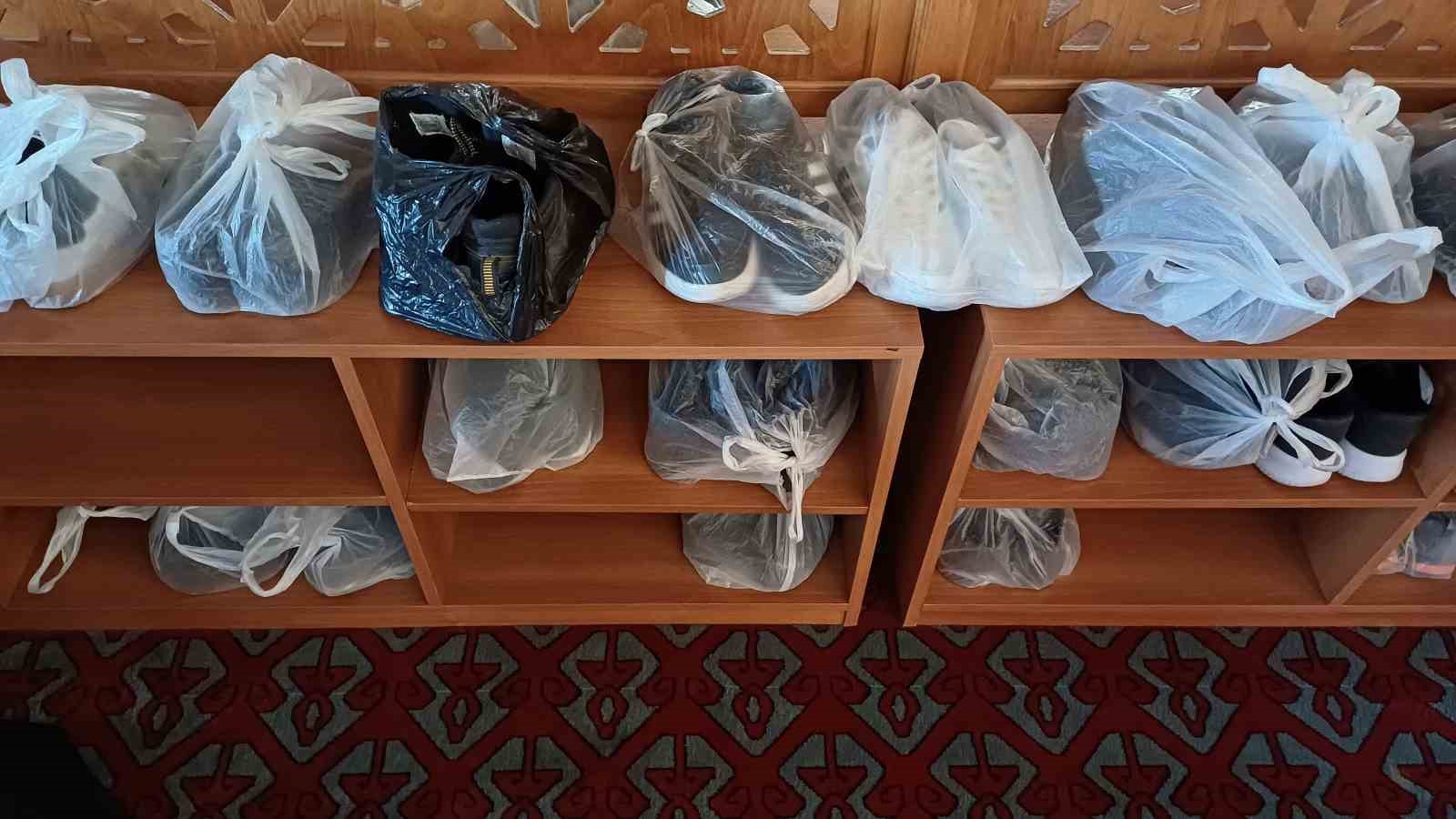 Camide hem hijyene uyuluyor hem de hırsızlara karşı poşetli önlem alınıyor