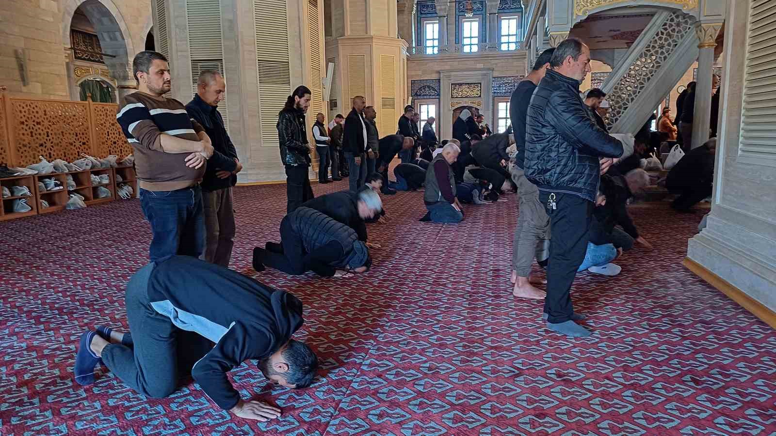 Camide hem hijyene uyuluyor hem de hırsızlara karşı poşetli &ouml;nlem alınıyor
