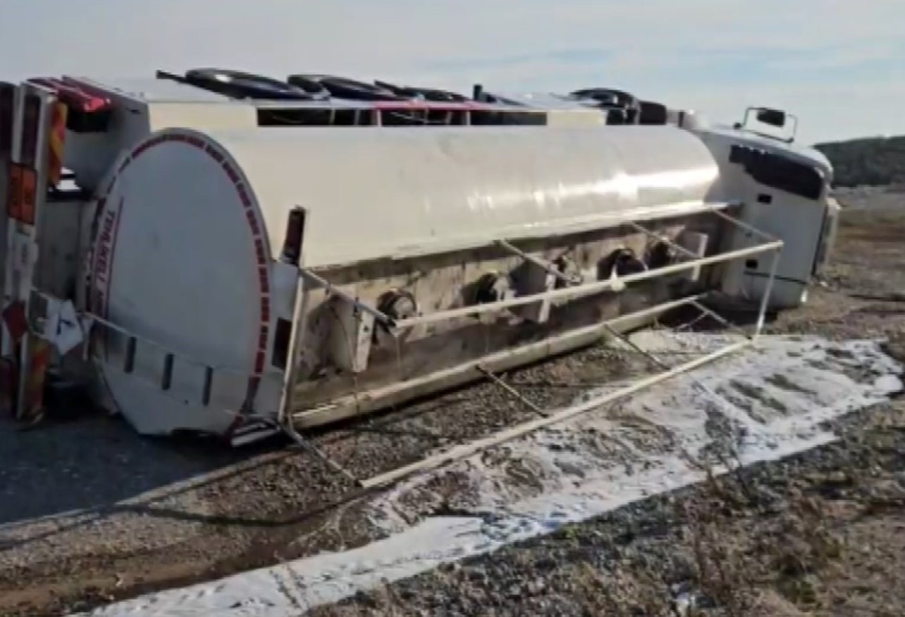 Kontrolden &ccedil;ıkan yakıt tankeri başka araca &ccedil;arparak devrildi: 2 yaralı
