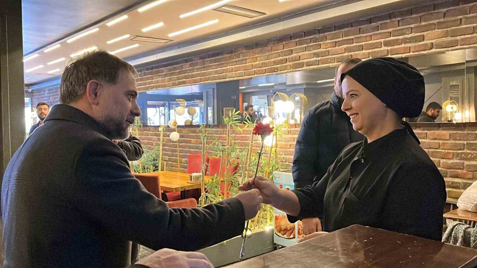 Başkan U&ccedil;ar&rsquo;dan kadınlara karanfilli kutlama
