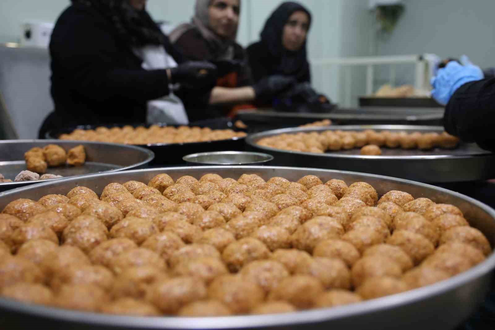 İhtiyaç sahiplerinin iftarı, gönüllülerin elinden