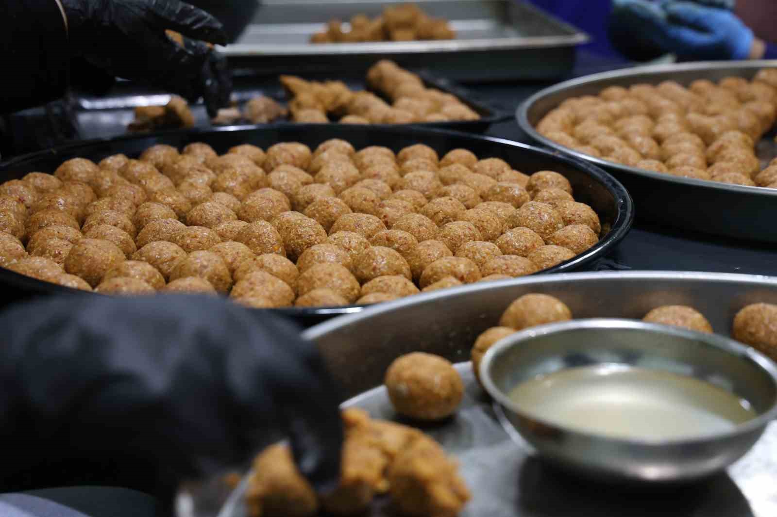 İhtiya&ccedil; sahiplerinin iftarı, g&ouml;n&uuml;ll&uuml;lerin elinden

